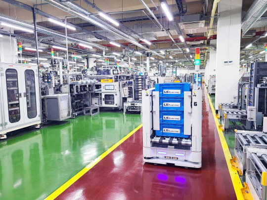 LS일렉트릭 청주스마트공장 무인운반차(AGV). LS일렉트릭 제공